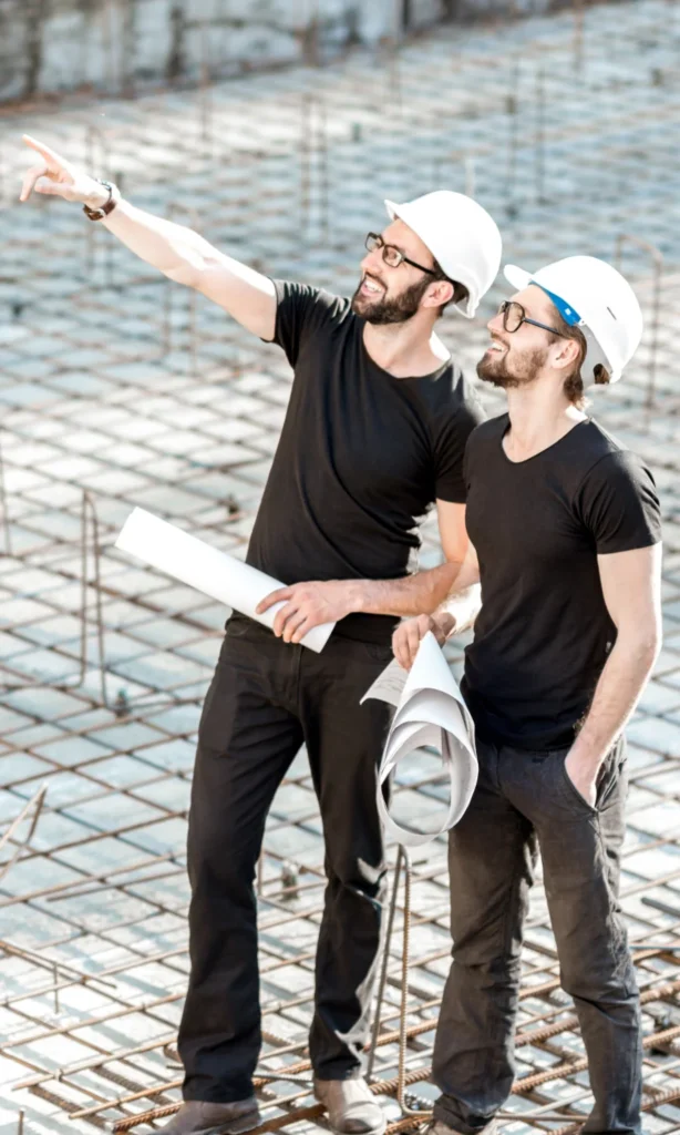 Ingenieure besprechen Baupläne auf Baustelle