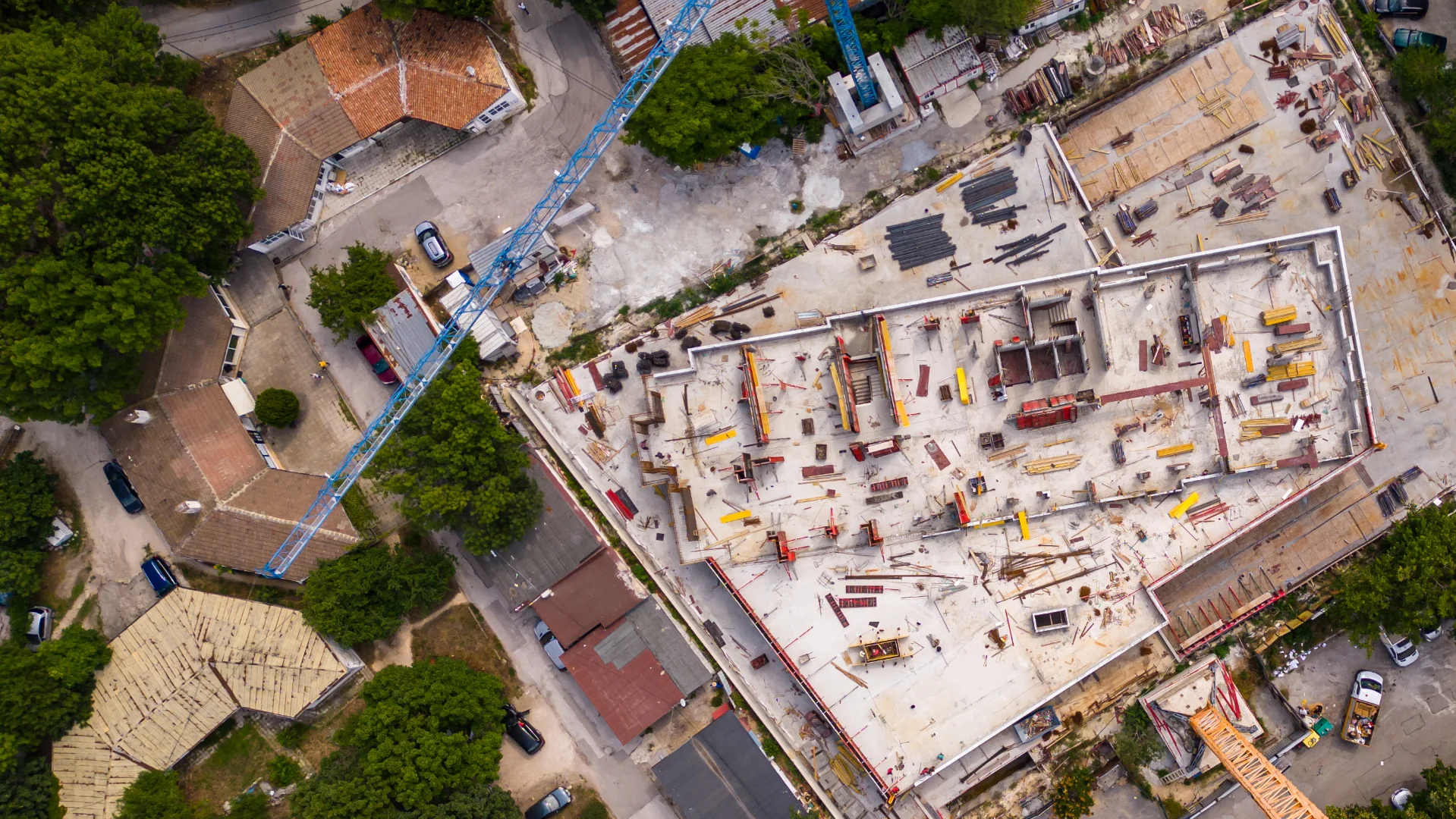 Luftaufnahme einer Baustelle mit Baukränen