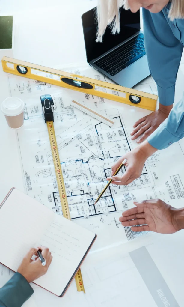 Bauplanbesprechung am Schreibtisch