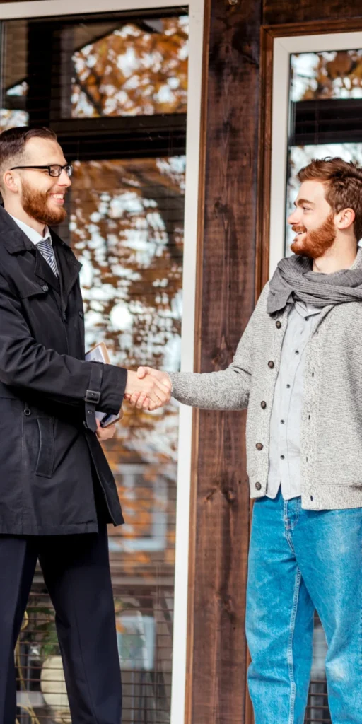 Zwei Männer schütteln sich die Hand