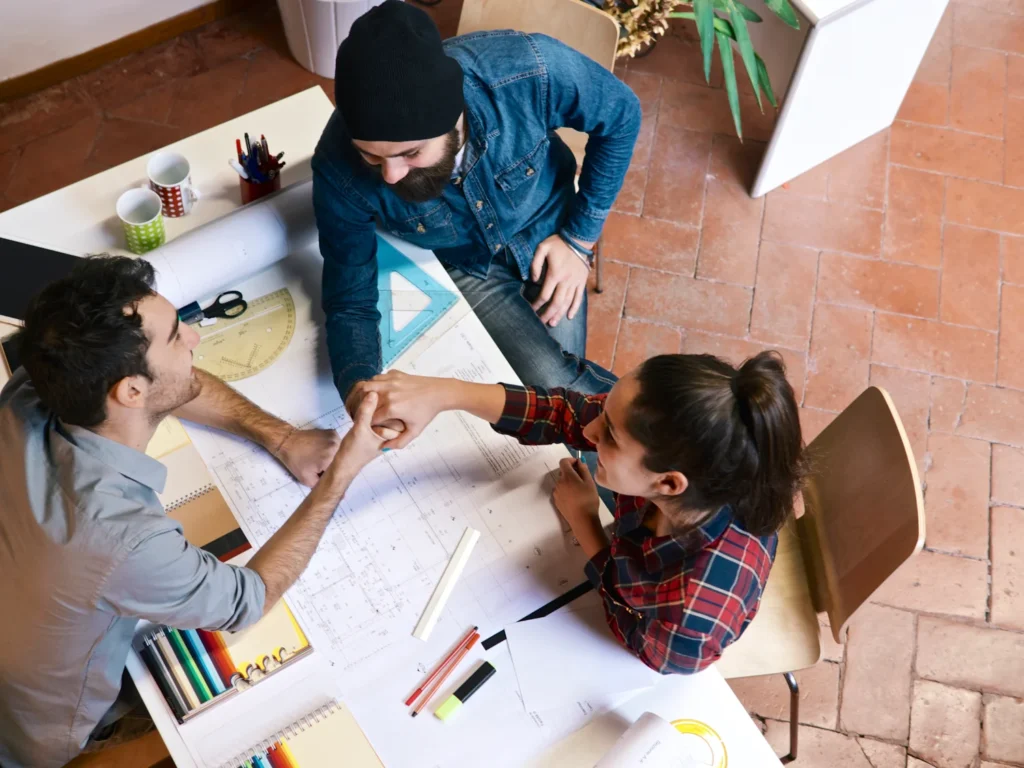Team arbeitet gemeinsam an Architekturplänen
