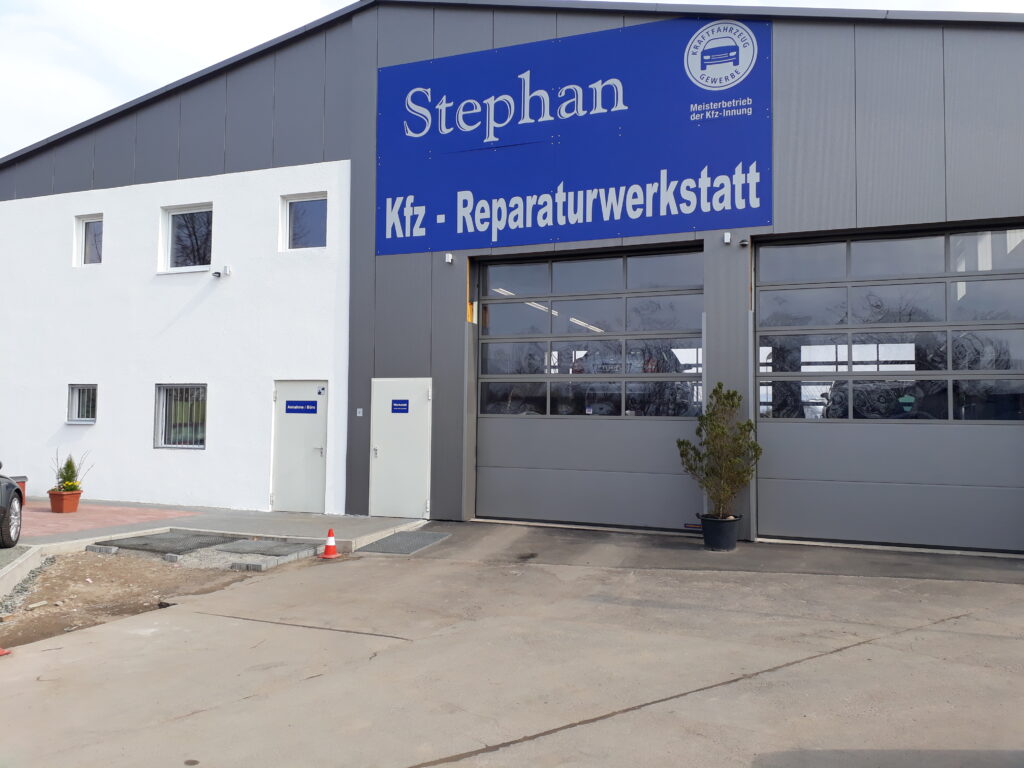 Moderne Kfz-Werkstatt mit großer Eingangshalle