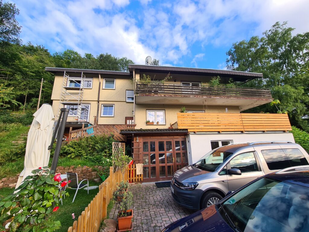 Zweistöckiges Wohnhaus mit Balkon