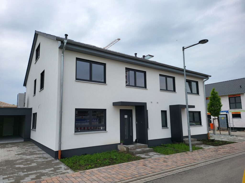 Modernes zweistöckiges Wohnhaus in Neubausiedlung