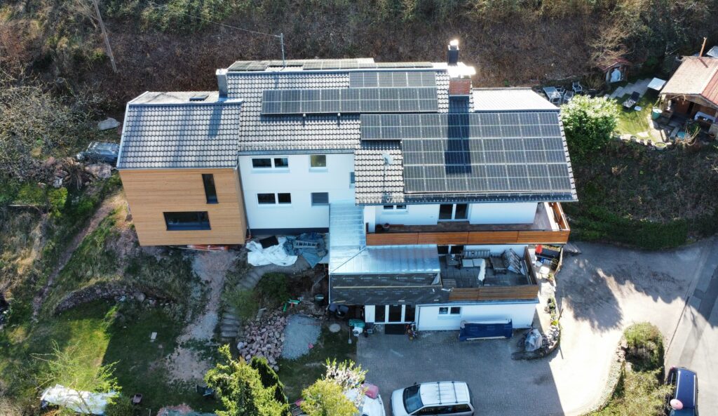 Modernes Haus mit Solaranlage auf dem Dach