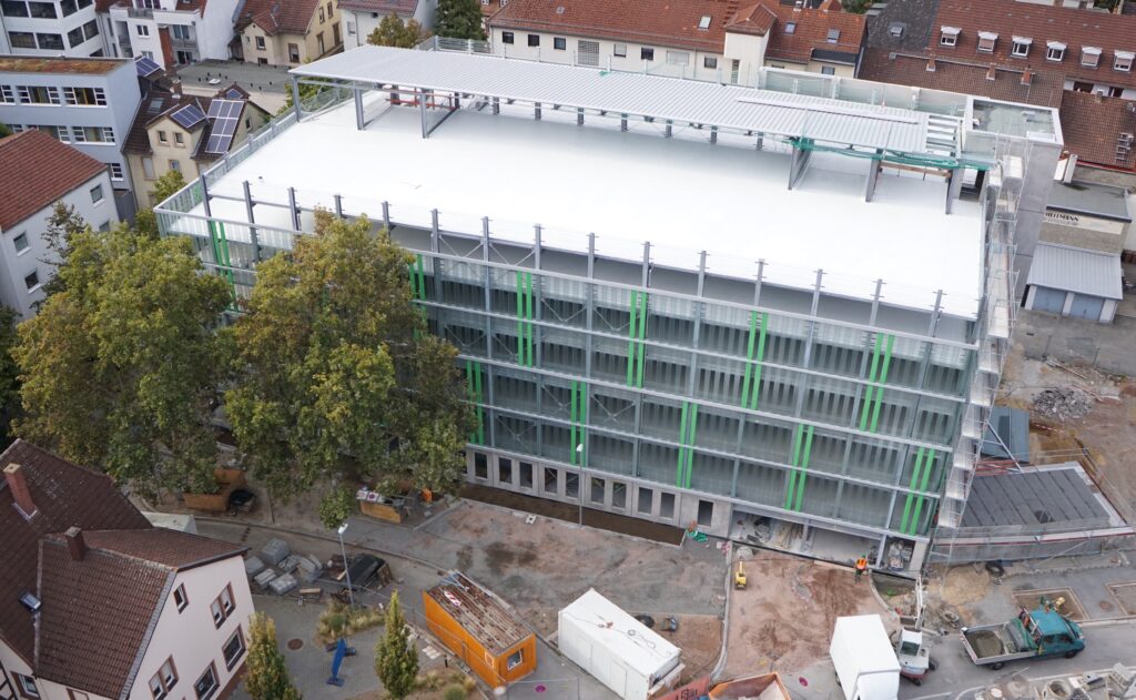 Modernes Bürogebäude im Bau in Wohngebiet