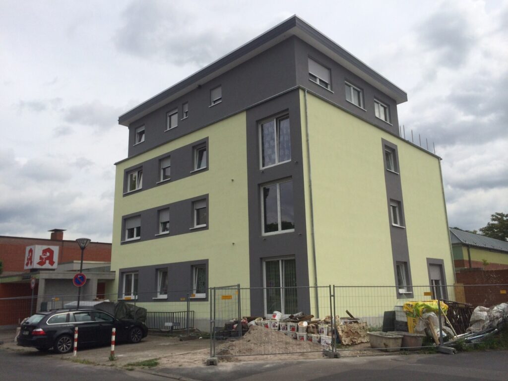 Modernes Wohnhaus mit grauer und gelber Fassade