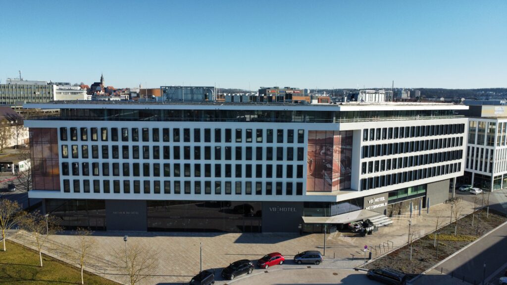 Modernes Hotelgebäude in urbaner Umgebung